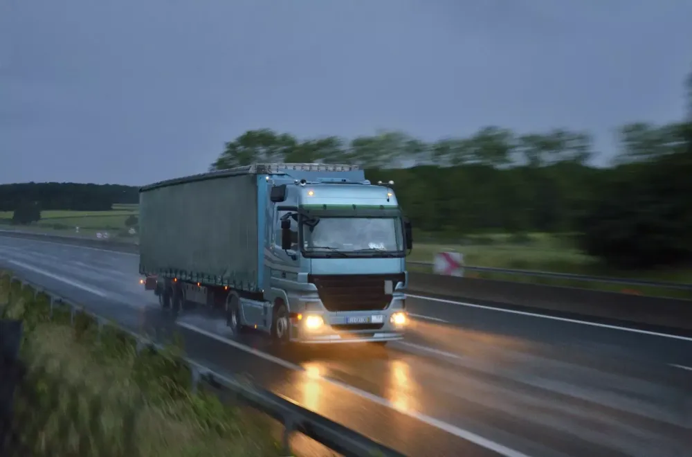 routier roulant sous la pluie